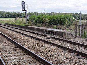 Jussy (Aisne) ancienne gare، le quai.JPG