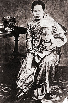 Kannabhorn Bejaratana con la reina Sunandha.jpg