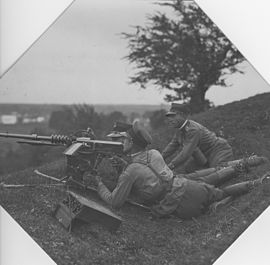 Солдаты дивизиона конной артиллерии во время учебных стрельб