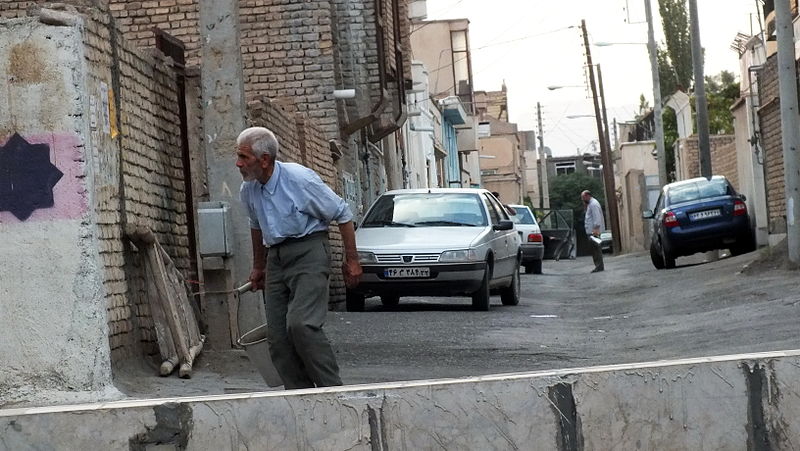 File:Kashmari Oldman wants Crossing the street.JPG