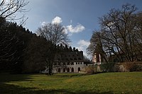 Kloster Ehrenstein: Blick vom kleinen Parkplatz vor dem Kloster auf die Gebäude