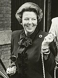 Koningin Beatrix en Prins Claus verlaten het Frans Halsmuseum. NL-HlmNHA 54031414br32442K (cropped).JPG