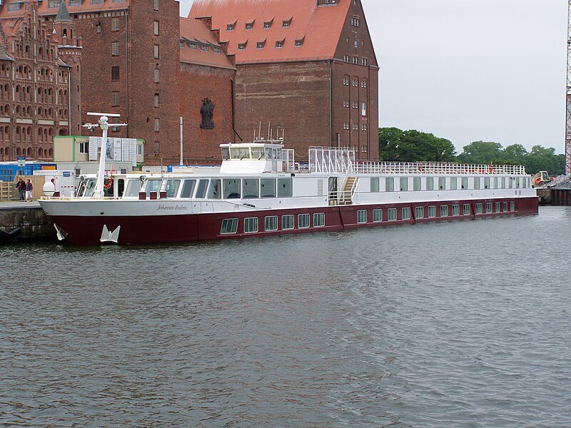 File:Kreuzfahrtschiff JOHANNES BRAHMS in Stralsund (2008-05-17).jpg