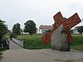 Krzyż postawiony na pamiątkę Michała Adamowicza, który został zastrzelony na pobliskim mostku podczas wydarzeń zbrodni lubińskiej