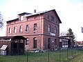 Unterer Bahnhof Lößnitz: zweiteiliges Bahnhofsgebäude mit mittiger Wartehalle, Güterschuppen, Nebengebäude und historische Signalanlagen der Bahnstation