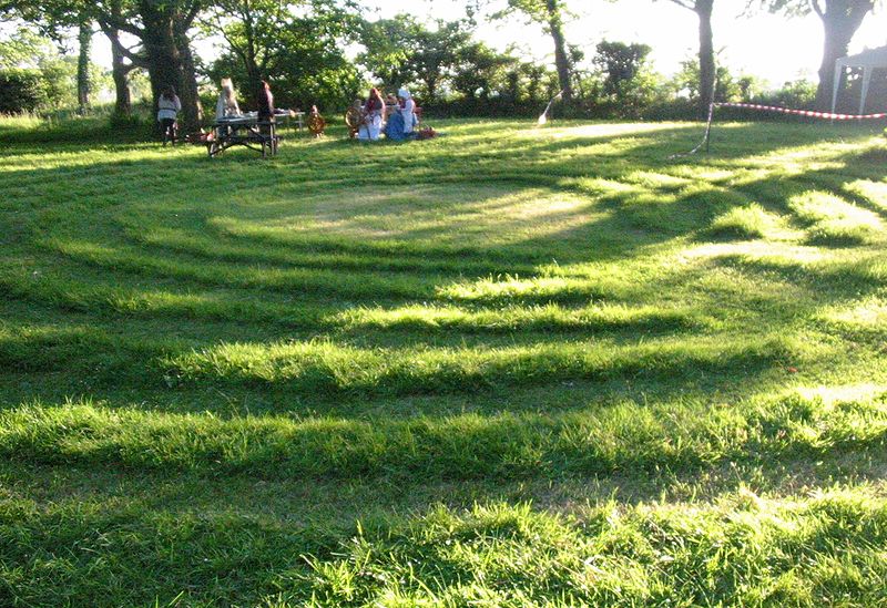 File:La Hougue Bie midsummer maze.jpg