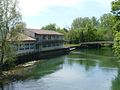 Français : Ancien restaurant, pont sur la Charente (vue vers l'aval), La Chapelle, Charente, France