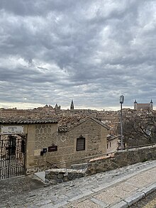 Lado derecho de la Ermita de Nuestra Señora del Valle, con la panorámica de Toledo de fondo ica