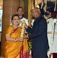 Lalita Vakil receiving Padma Shri award from President Ram Nath Kovind.jpg