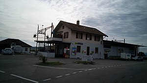 Zweistöckiges Bahnhofsgebäude
