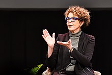 Laurie Frick di atas panggung di Transylvania University januari 2019.jpg