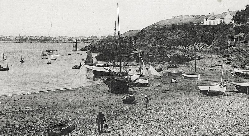 File:Le port Solidor et la maison de Louis Duchesne, au fond, à Saint-Servan (Saint-Malo).jpg