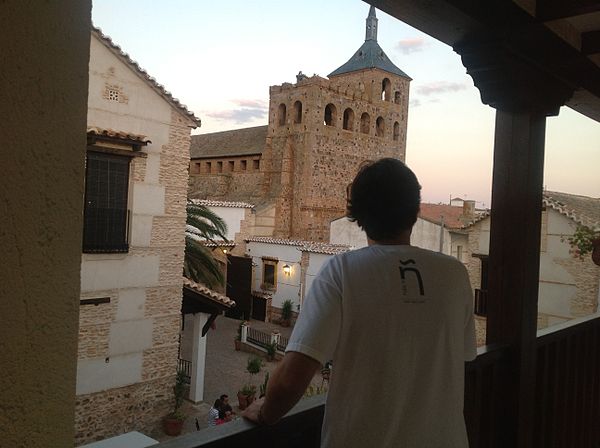 Moral de Calatrava is member of the cultural programme Ruta N to promote the Spanish language and culture. Photo: Students of Spanish in the "Iglesia San Andres Apostol" (Moral de Calatrava). Learn Spanish in Spain - Moral de Calatrava (Ruta N).jpg