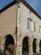 Maison à arcades Renard, classée, sur la place de la Fontaine.