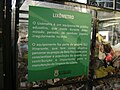 Inscrição no lixômetro da praça.