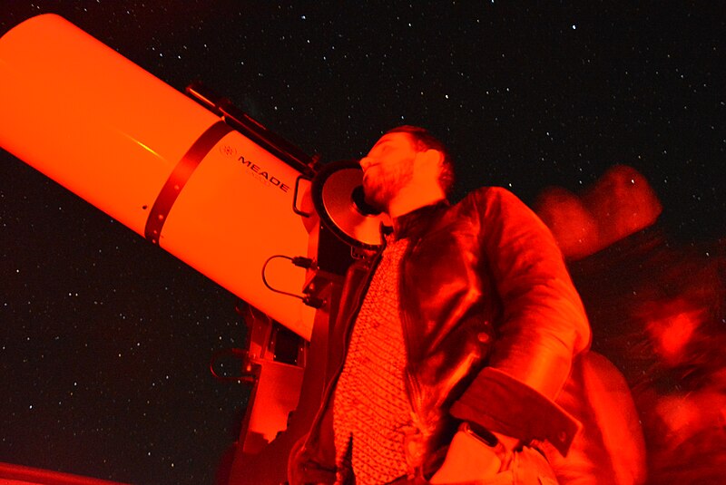 File:Looking at the stars in Del Pangue Observatorio, Vicuña, Chile.jpg