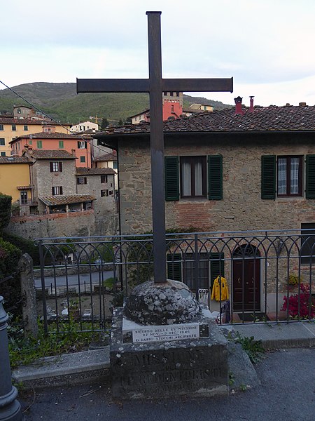 File:Loro Ciuffenna - Croce memoriale.jpg