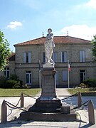 Le monument aux morts devant la mairie (août 2010).