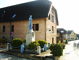 Monumento à guerra e sede municipal de Lovagny