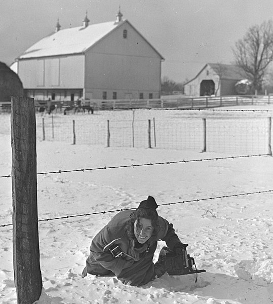 File:Marion Post Wolcott with Rolleiflex and Speed Graphic in hand in Montgomery County, Maryland (cropped).jpg