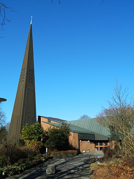 File:Matthias-Claudius-Kirche - panoramio.jpg