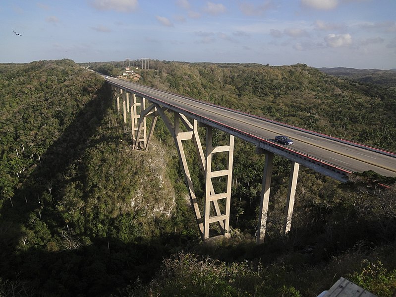 File:Mirador de Bacunayagua, Valle de Yumurí, höchste Brücke Cubas (112m) - panoramio.jpg