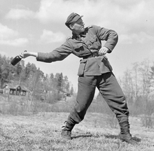 A Finnish soldier demonstrating a molotov cocktail Molotov koktail.webp