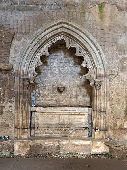 File:Monasterio de Santa Clara la Vieja, Coimbra. Sepulcro.jpg