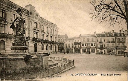 Photo ancienne de la place, alors dénommée place Pascal Duprat