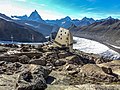 Chata nad ledovcem Gornergletscher, v pozadí Matterhorn