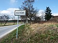 English: Municipal border sign of the village of Mostečný, Jindřichův Hradec District, Czech Republic. Čeština: Cedule označující začátek vsi Mostečný v okrese Jindřichův Hradec.