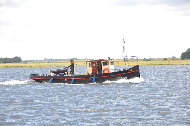 File:Motorsleepboot GIJS uit 1920 op het Veerse meer (02).JPG