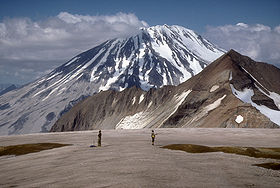 Вид на вулкан со стороны Катмая (1990 г.). Снимок USGS.