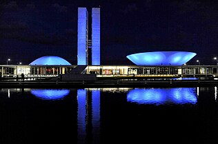 Congreso Nacional del Brasil iluminado de azul durante noviembre; Brasil, 2014.