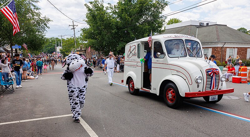 File:Myra Moo Cow, mascot of Munroe Dairy.jpg