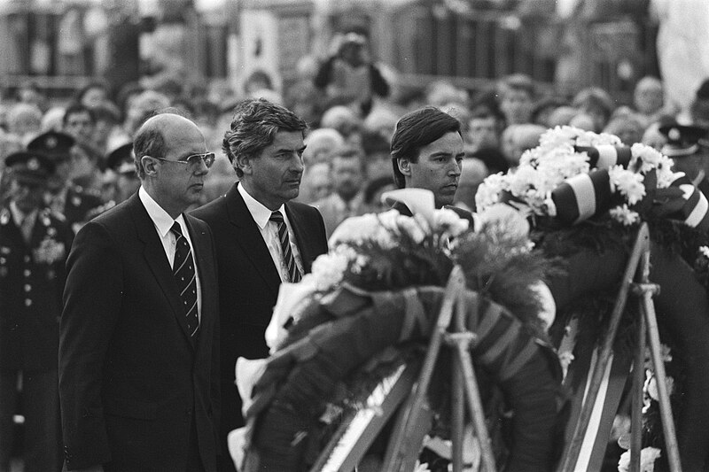 File:Nationale herdenking op de Dam v.l.n.r. minister De Ruiter, premier Lubbers en , Bestanddeelnr 932-9571.jpg