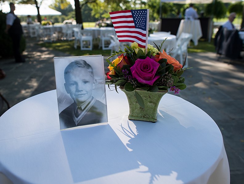 File:Neil Armstrong family memorial service (201208310014HQ).jpg