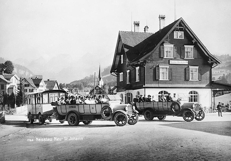 File:Nesslau Postauto um 1925.jpg