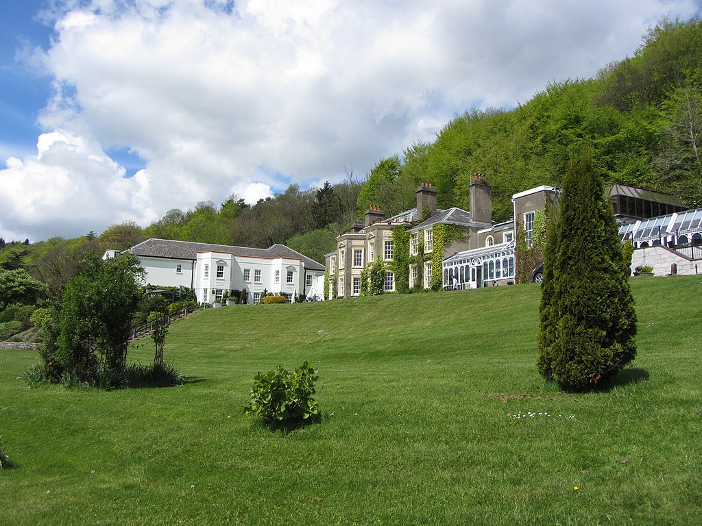 Small picture of New House Country Hotel courtesy of Wikimedia Commons contributors