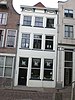 Huis met gepleisterde lijstgevel