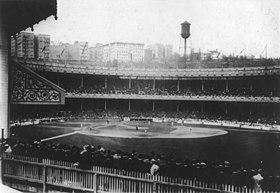 1913년 월드 시리즈 당시 폴로 그라운즈에서 뉴욕 자이언츠와 필라델피아 애슬레틱스 사이의 경기 모습.