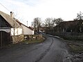 Čeština: Silnice k návsi v Nových Dvorech. Okres Příbram, Česká republika. English: Road to village square in Nové Dvory village, Příbram District, Czech Republic.