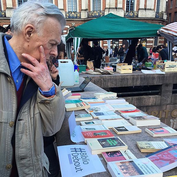 File:Nuit debout Toulouse - BiblioDebout 16.jpg