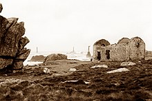 Vue d'une des nombreuses ruines que compte Ouessant, 2002.