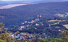 Blick vom Großen Feldberg auf Oberreifenberg (nach Nordwest), dahinter die Feldberg-Langhals-Pferdskopfscholle (Östlicher Hintertaunus)