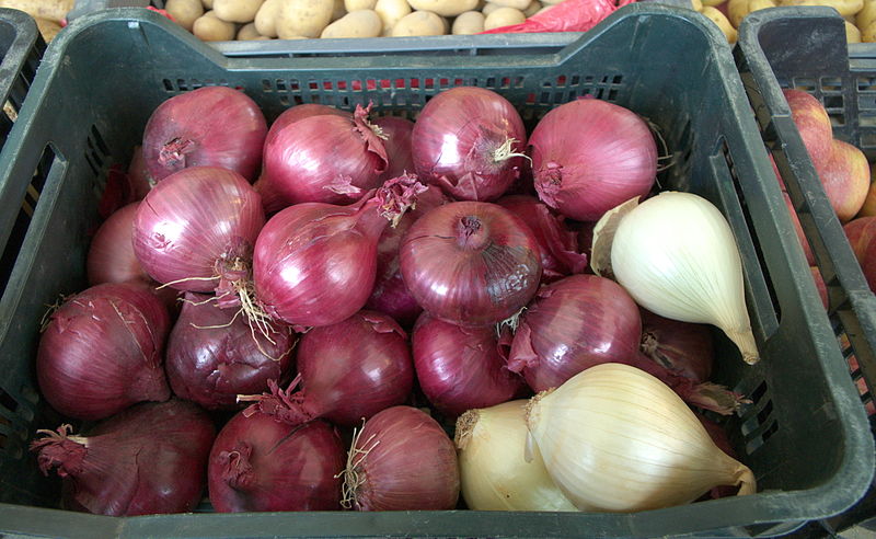 File:Oignons rouges au marché.jpg