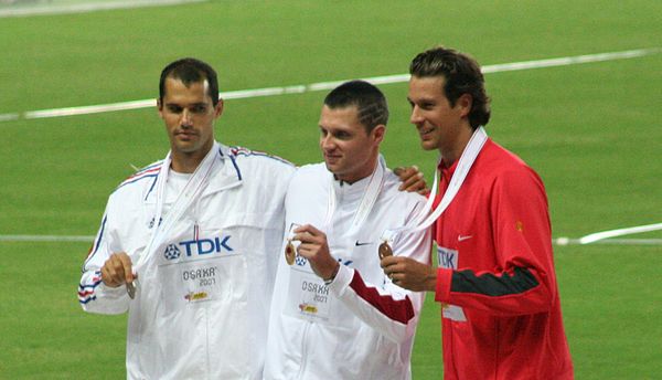 Romain Mesnil (on the left)