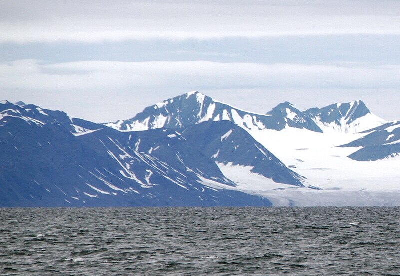 File:Oscar II Land IMG 3793 Gestriklandkammen Kavringen 768 m Korkhatten 769 m Skonrokkbreen.JPG