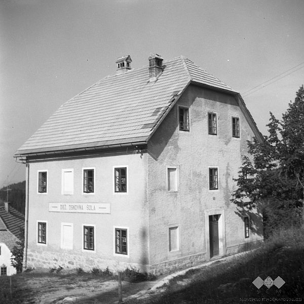 File:Osnovna šola, Vojsko 1959.jpg