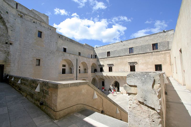 File:Otranto fortress court 1.jpg